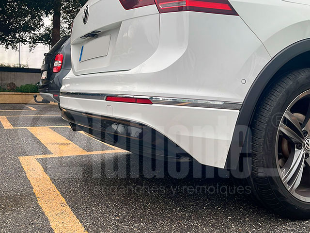 Vertikal Abnehmbare&nbsp;Anhängerkupplung EE4495 für VOLKSWAGEN Tiguan SUV (Typ 5N) 2021